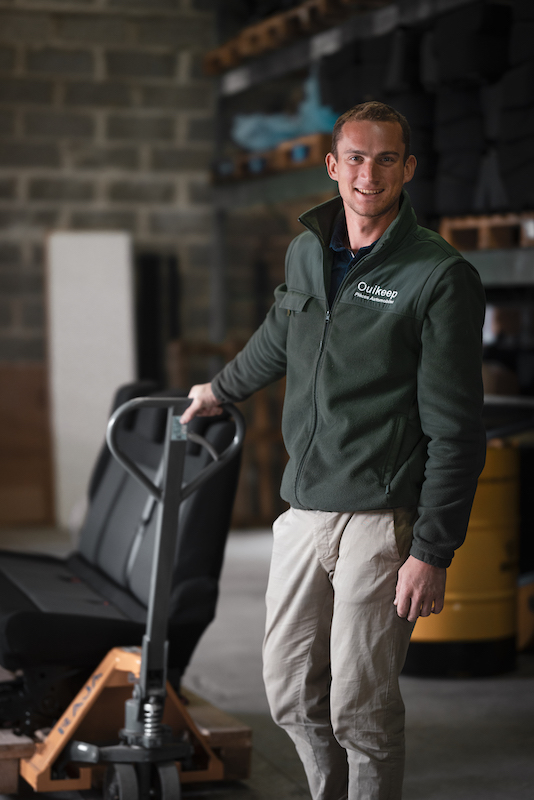 Tanguy, fondateur d'Ouikeep, dans l'entrepôt de pièces automobiles