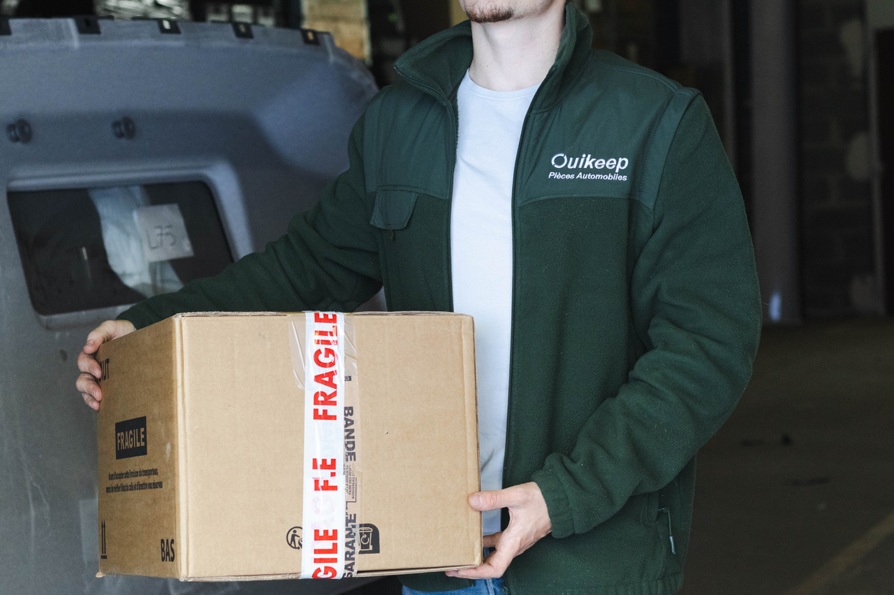 Collaborateur Ouikeep préparant une commande de pièces automobiles